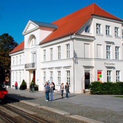 Hotel Prinzenpalais Bad Doberan - Der Molli vor der Tür