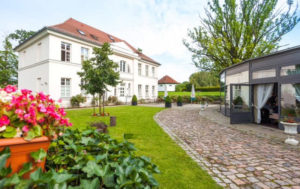 Hotel Prinzenpalais Bad Doberan - Orangerie-Terrasse zwischen Prinzenpalais und Kleinem Palais